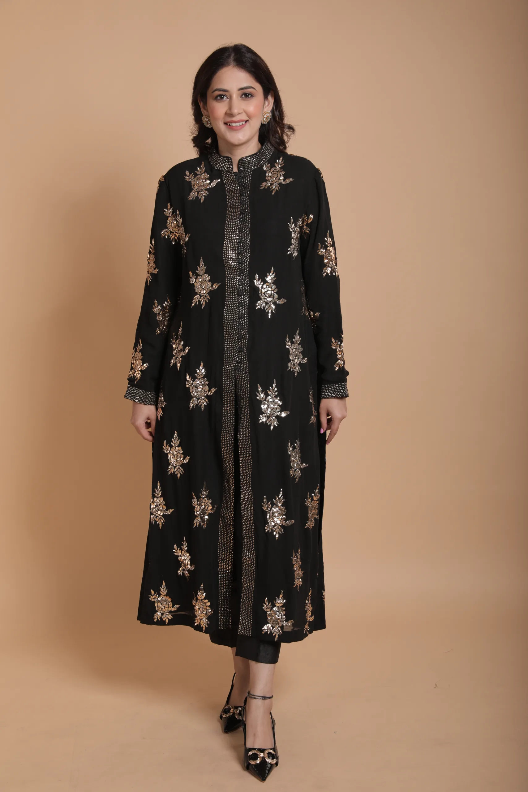 Black Pure Georgette Lucknowi Chikankari Straight Kurta Black Pure Georgette Lucknowi Chikankari Straight Kurta: A black straight kurta made from pure georgette fabric, adorned with intricate Lucknowi Chikankari embroidery.